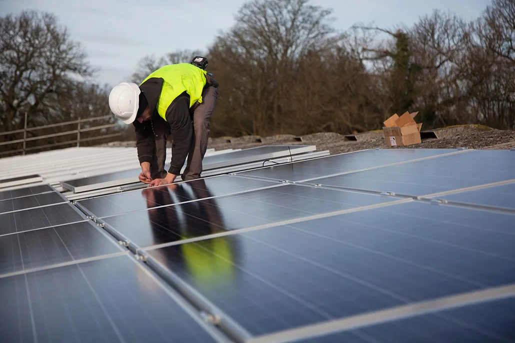 Equipe instalando painéis solares no telhado