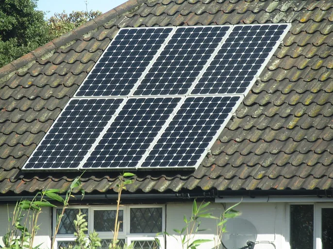 Painéis fotovoltaicos sob céu azul