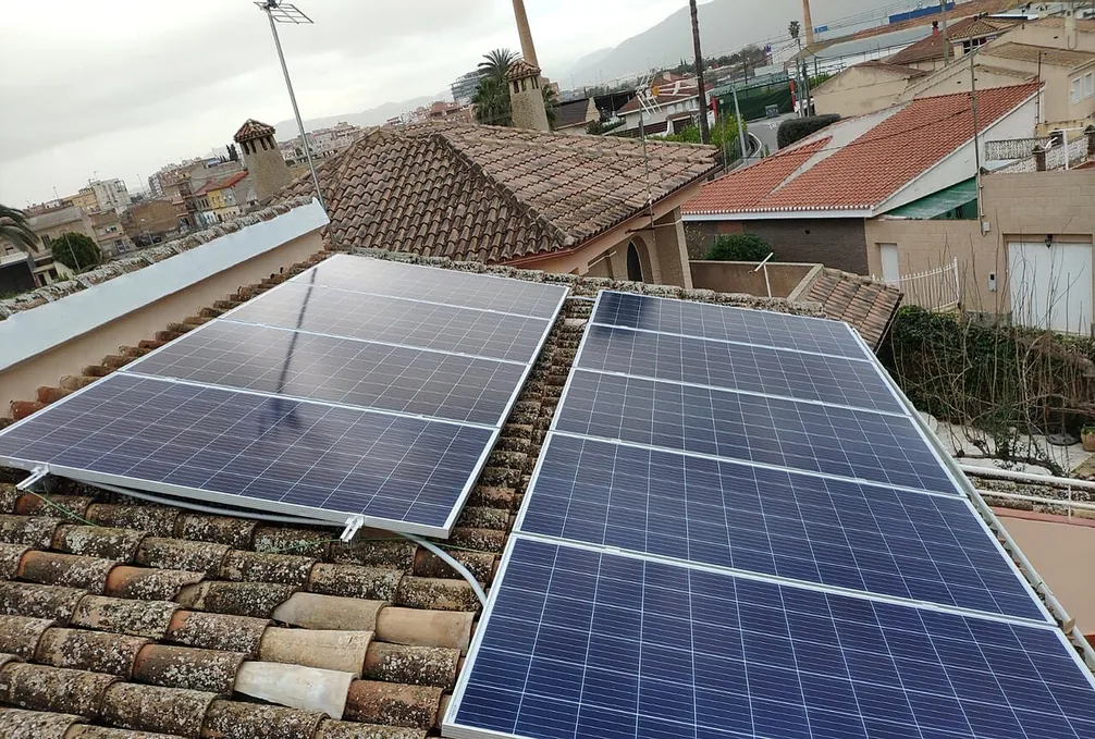 Residência com sistema de energia solar fotovoltaica no telhado